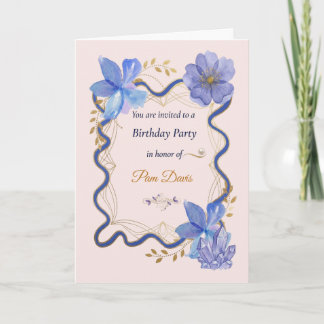 Invitación Cinta Dorada Floral Fiesta de Cumpleaños Morada