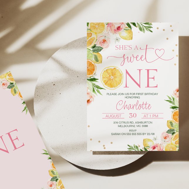 Invitación Citrus floral rosado es un dulce primer cumpleaños (Sweet citrus themed girl's she's a sweet one 1st birthday invitation with lemons and oranges.)