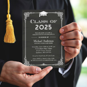 Invitación Clase Chalkboard de Graduación de Grado de Cap 202