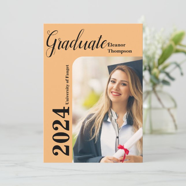 Invitación Clase de 2024 Grad: Foto moderna en blanco y negro (Anverso de pie)