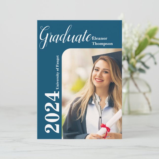 Invitación Clase de 2024 Grad: Foto moderna en blanco y negro (Anverso de pie)