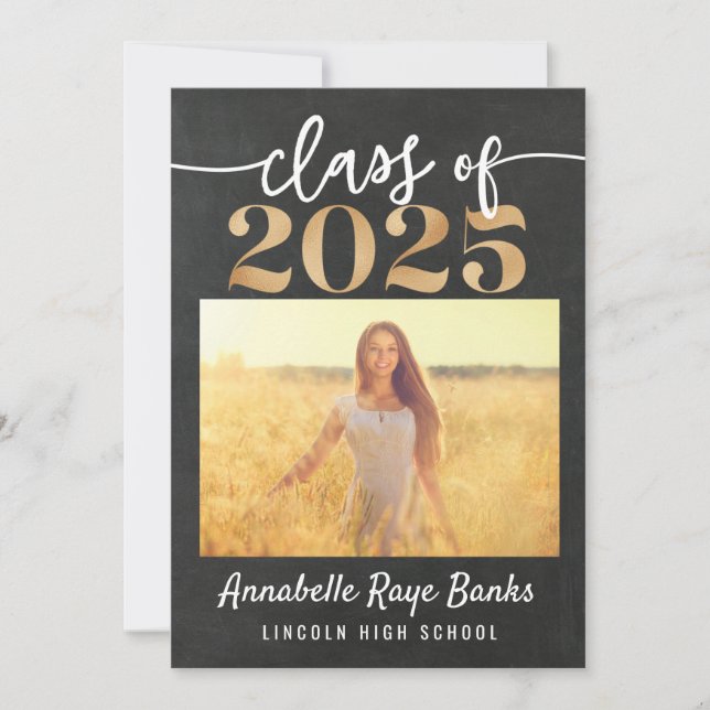 Invitación Clase de 2025 Script Gray Chalk Printable (Anverso)