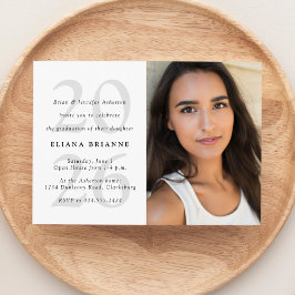 Invitación Clase de 2026 foto de graduación simple blanco y n