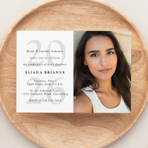 Invitación Clase de 2026 foto de graduación simple blanco y n