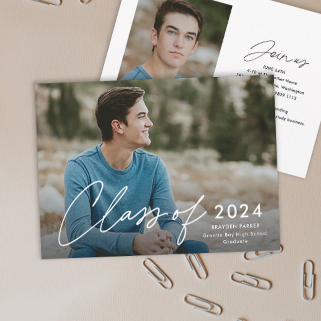 Invitación Clase de Graduación de Foto Script 2024 (Simple handwritten script Class of 2024 photo graduation invitation announcements.)