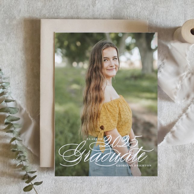 Invitación Clase de guión elegante en blanco de graduación en (Customizable photo graduation invitation featuring elegant calligraphy. )