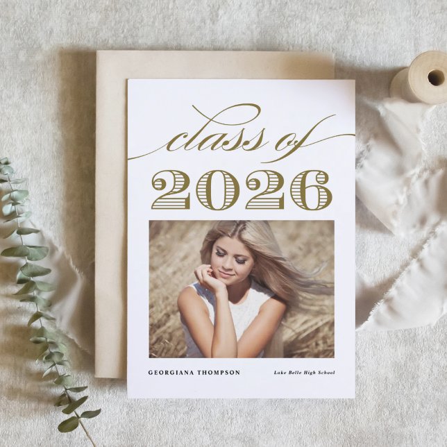 Invitación Clase Gold Vintage de 2025 Graduación fotográfica (Customizable photo graduation invitation featuring gold script and vintage typography. )