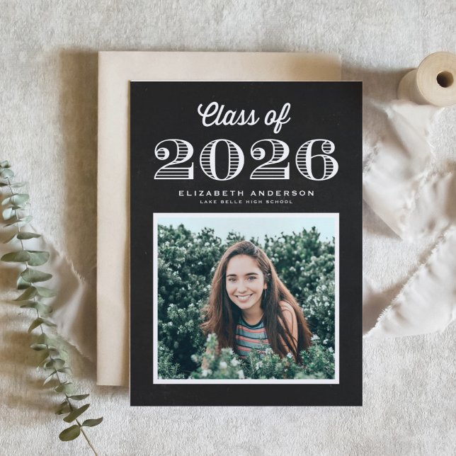 Invitación Clase Retro de Chalkboard de 2024 Graduación fotog (Customizable faux chalkboard photo graduation invitation featuring vintage calligraphy. )