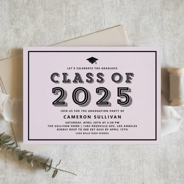 Invitación Clase rosa y negra de graduación de 2025 de Cap Re (Customizable graduation invitation featuring retro typography. Available in other colors.)