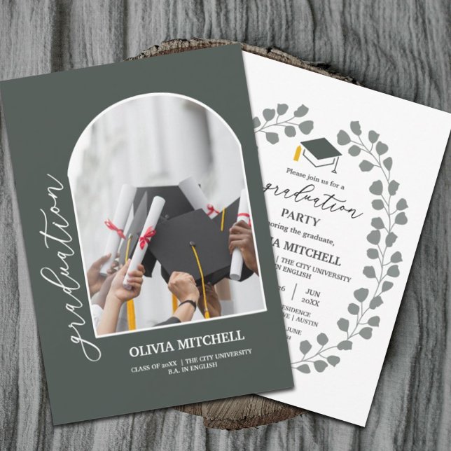 Invitación Clase Verde Oscura de Graduación de Foto Arch 2024 (Celebrate with these modern sage green graduation invitations celebrating the class of 2024 #chic)