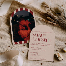 Invitación Clásica Foto Arqueada de Boda Profundo Rojo Capric