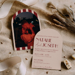 Invitación Clásica Foto Arqueada de Boda Profundo Rojo Capric