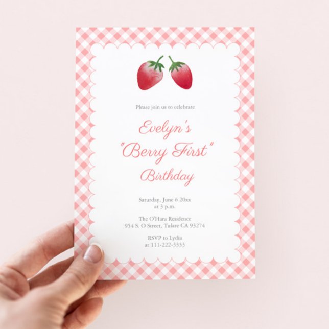 Invitación Clásico Berry Primer Fiesta de fresa de cumpleaños (Classic Berry First Birthday Party Invitation With Scallop Effect Border And Pink Buffalo Check)