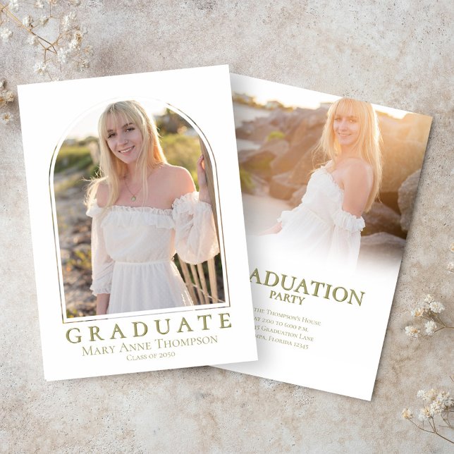 Invitación Clásico del Partido de Graduación del Arco de Oro (Gold typography photo graduation invitation template. )