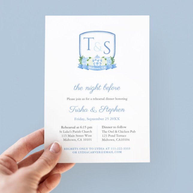 Invitación Clásico ensayo de boda cresta jarrón jengibre (Elegant Blue And White Ginger Jar Hydrangeas Crest Wedding Rehearsal And Dinner Invitation)