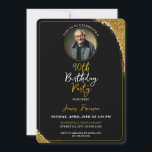 Invitación Classy Black & Gold Photo 90th Birthday<br><div class="desc">Con una foto personalizado y brillantes notas de purpurina de oro,  este diseño de 90 años resalta una vida de recuerdos de una manera elegante y festiva.</div>