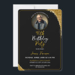 Invitación Classy Black & Gold Photo 90th Birthday<br><div class="desc">Con una foto personalizado y brillantes notas de purpurina de oro,  este diseño de 90 años resalta una vida de recuerdos de una manera elegante y festiva.</div>