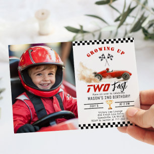 Invitación Coche de carreras rojo Creciendo dos rápido Foto C