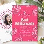 Invitación Código QR de Bat Mitzvah Rosa Foto Estrella Explos<br><div class="desc">¡Estén orgullosos, alégrense y muestren este hito de su Bat Mitzvah favorita con esta divertida, moderna y genial invitación personalizada con código QR! Las explosiones de flores blancas y rosa pastel retro pop con estrellas de David, junto con una tipografía sans serif moderna y audaz en rosa pastel y blanco,...</div>