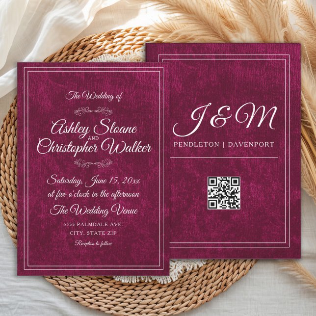 Invitación Código QR de monograma blanco de terciopelo borgoñ (Velvet burgundy script forward wedding invitation)