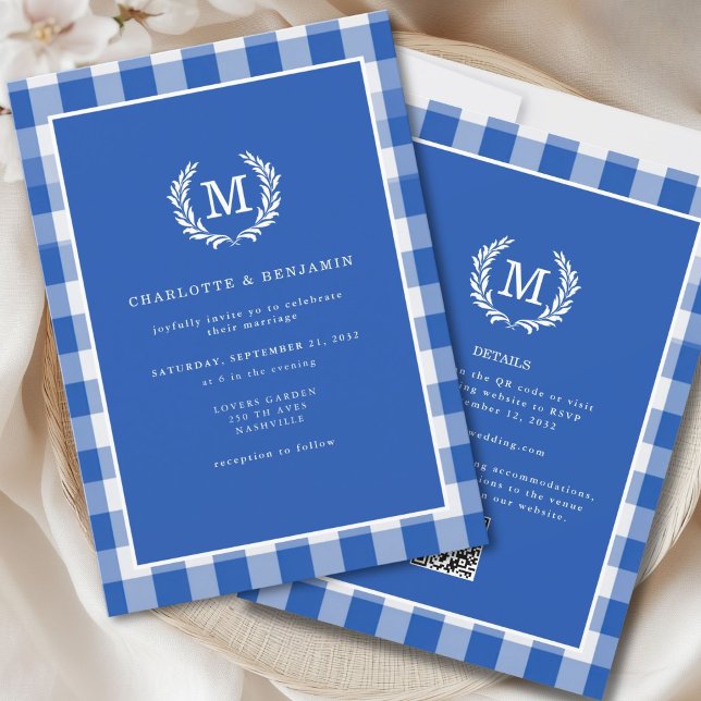 Invitación Código QR del Escudo de Monograma de Gingham Azul (Blue Gingham Monogram Crest QR Code Invitation for Details and RSVP. )