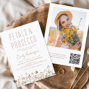 Invitación Código QR Pétalos de flores silvestres y ducha de