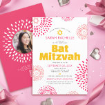 Invitación Código QR Rosa Bar Mitzvah Foto Estrella Estallido<br><div class="desc">¡Estén orgullosos, alégrense y muestren este hito de su Bat Mitzvah favorita con esta divertida, moderna y genial invitación personalizada con código QR! Estallidos de flores rosadas y coralinas retro pop con estrellas de David, junto con tipografía sans serif moderna y audaz en amarillo, rosa y gris oscuro, se superponen...</div>