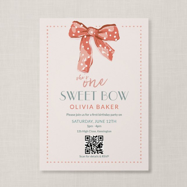 Invitación Código QR Un Lazo Dulce Rosa Coquette Primer Cumpl (Heirloom Bow - Coquette Theme First Birthday Invitation with QR Code)