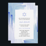 Invitación Color de agua azul pálido| Bat Mitzvah<br><div class="desc">Estas elegantes invitaciones a la moda Bat Mitzvah presentan trazos de acuarela modernos y pintados en tonos azules femeninos,  a juego con la estrella de David.</div>