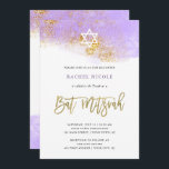 Invitación Color de agua morado| Faux Gold Bat Mitzvah<br><div class="desc">Esta moderna invitación a Bat Mitzvah presenta un colorido color morado,  con un falso oro moderno escrito a mano,  falso purpurina y una Estrella de David.</div>