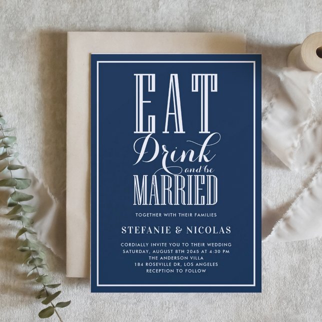 Invitación Comer, beber y casarse con un Boda azul de la Mari (Navy Blue Eat, Drink and Be Married Wedding Invitation)