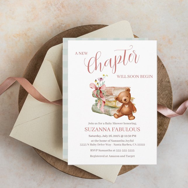 Invitación Comienza el nuevo capítulo del libro de historias  (New Chapter Will Soon Begin. Cute storybook and stuffed brown bear. Perfect for your Baby Shower)
