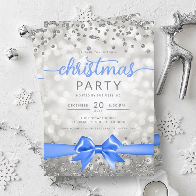 Invitación Compañía Glam de Invierno de plata Xmas Cinta Azul (Silver Winter Glam Company Xmas Blue Ribbon Invitation)
