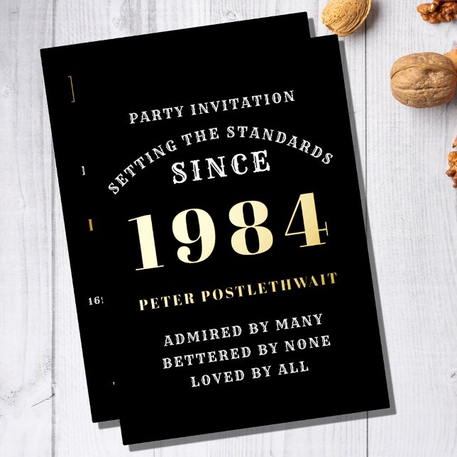 Invitación Con Relieve Metalizado 40.º Cumpleaños 1984 Oro Negro Personalizado Para  (Elegant Black and Gold Foil 40th Birthday Invitation - Create Your Own Personalized Design.)