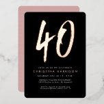 Invitación Con Relieve Metalizado 40.º fiesta de cumpleaños rosa negro negrita moder<br><div class="desc">Celebra 40 años con esta invitación dorada negra y subió que incluye un gran estilizado 40 en Relieve metalizado. Moda y elegante, esta invitación es genial para un fiesta de 40 años o incluso para una celebración de 40 años. Encuentre suministros coordinados para fiestas en la colección de Lea Delaveris...</div>
