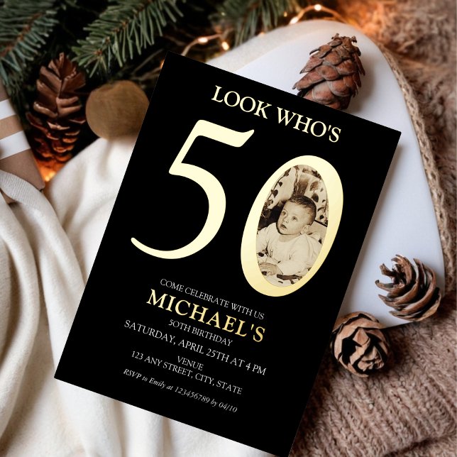 Invitación Con Relieve Metalizado 50.ª fama de oro (Look who's 50 - 50th birthday party invitation with old baby photo and real gold foil)