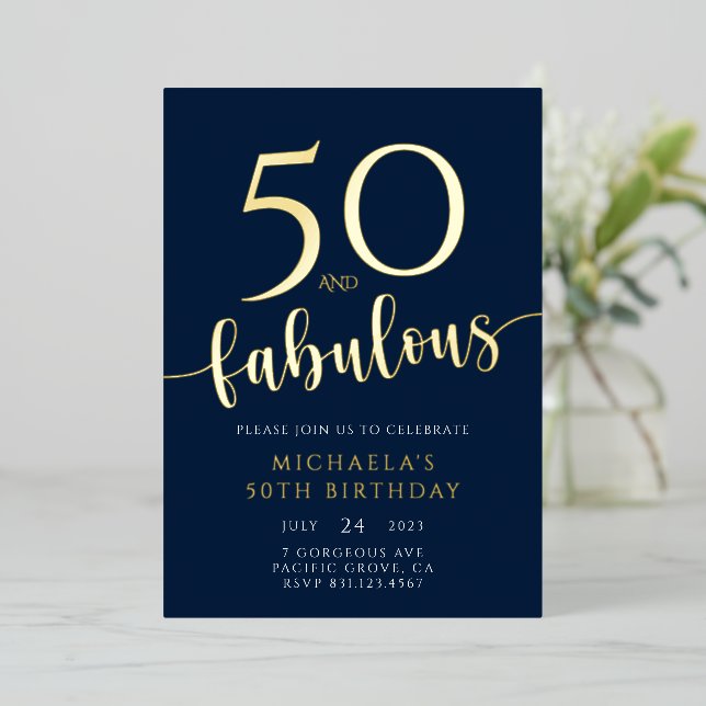 Invitación Con Relieve Metalizado 50.º cumpleaños cincuenta y fabuloso (Anverso de pie)