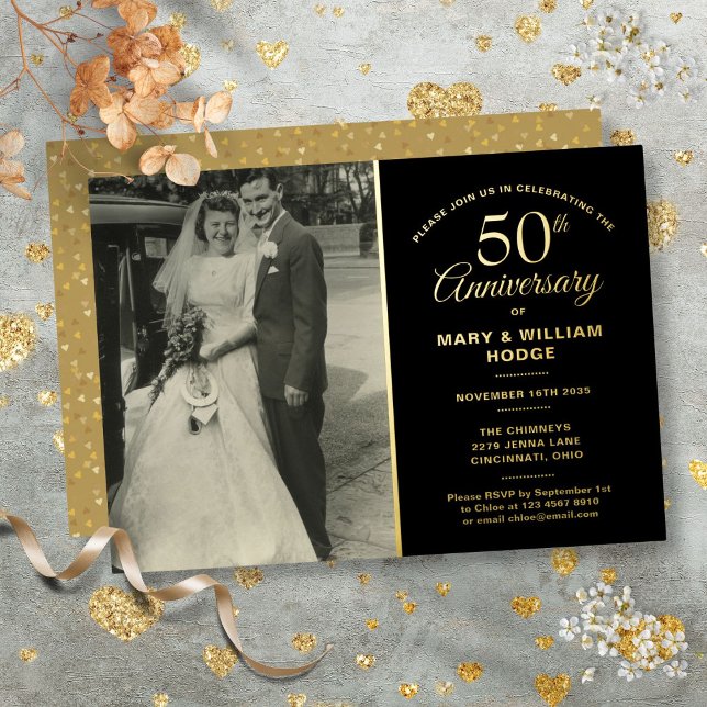 Invitación Con Relieve Metalizado 50° Aniversario Boda Foto Negra Y Oro (50th Anniversary Wedding Photo Black And Gold Foil Invitation)