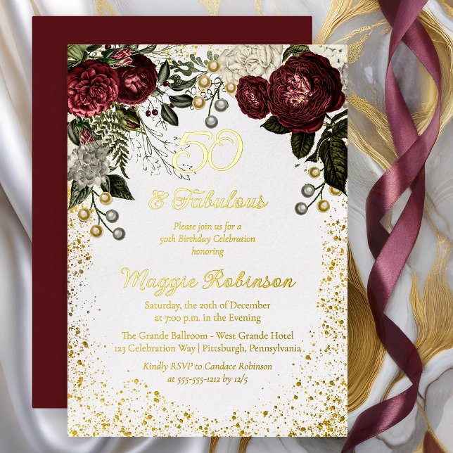 Invitación Con Relieve Metalizado 50 y fabulosa fiesta de cumpleaños floral Glam Ros (50 and Fabulous Glam Burgundy Roses and Seed Pearls 50th Birthday Party Gold Foil Invitation)