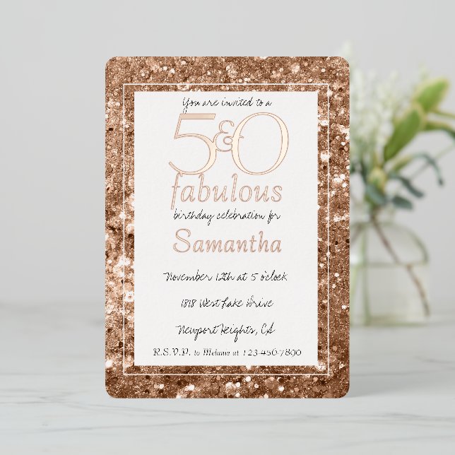 Invitación Con Relieve Metalizado 50 y fabuloso cumpleaños brillo dorado rosa glamur (Anverso de pie)