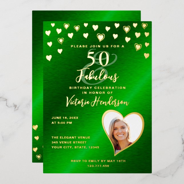 Invitación Con Relieve Metalizado 50 y fabuloso cumpleaños elegante verde y oro (Anverso/Reverso)