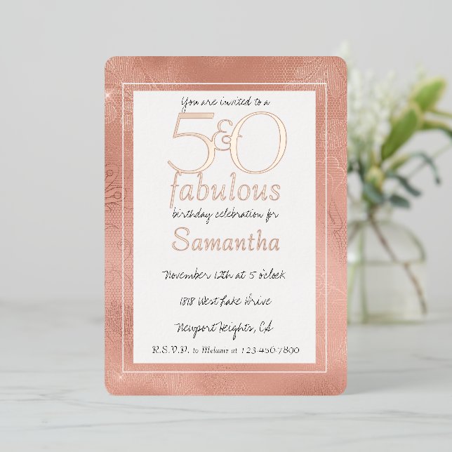 Invitación Con Relieve Metalizado 50 y fabuloso Rosa Gold Lace Floral Cumpleaños (Anverso de pie)
