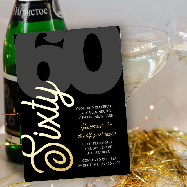 Invitación Con Relieve Metalizado 60.º cumpleaños sobredimensionado Sesenta guión de (60th Birthday Invitation in black and luxury gold foil with oversized sixty in classy script)