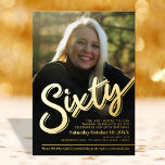 Invitación Con Relieve Metalizado 60.º personalizado de cumpleaños guión de fotos or<br><div class="desc">Sesenta letras en negrita de Relieve metalizado dorado o tu propio color de Relieve metalizado. Personaliza esta invitación de cumpleaños con foto de cumpleaños de la fiesta de cumpleaños número 60 con tus propios detalles de la fiesta de cumpleaños, y fotos de tu chica de cumpleaños. Hay disponibles otros años...</div>