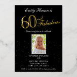 Invitación Con Relieve Metalizado 60 y fabuloso Black 60th Birthday Gold<br><div class="desc">Elegante 60 y Fabulosa Invitación al Relieve metalizado dorado Negro 60 por cumpleaños. Relieve metalizado dorado sobre fondo negro. Añade tu foto y detalles del fiesta.</div>
