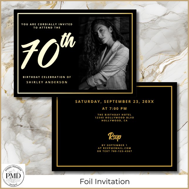 Invitación Con Relieve Metalizado 70.ª foto de cumpleaños Black Faux Gold Elegant (70th Birthday Elegant Photo Black and Gold Foil Invitation with Party Details on the Back.)
