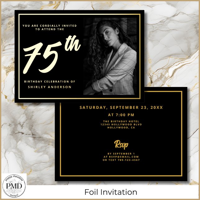 Invitación Con Relieve Metalizado 75.ª foto de cumpleaños Black Gold Elegant (75th Birthday Elegant Photo Black and Gold Foil Invitation with Party Details on the Back.)