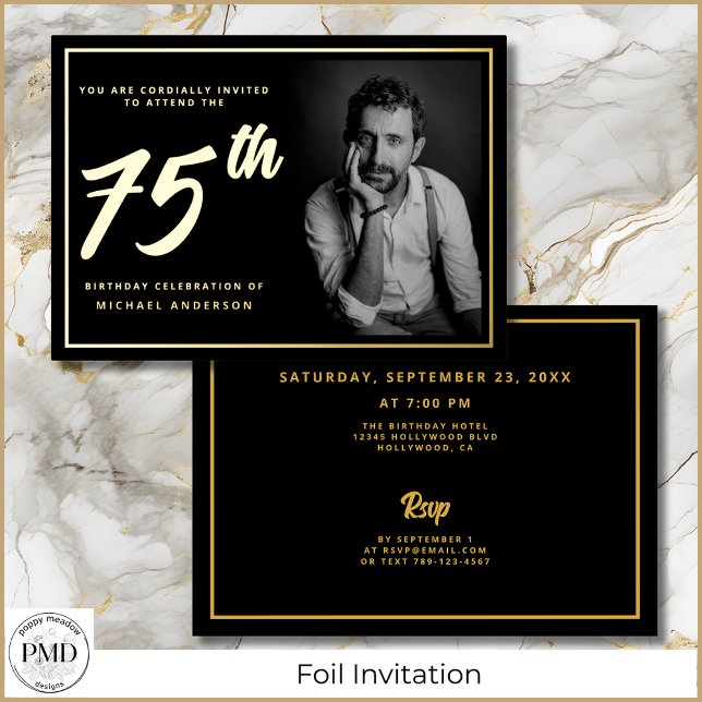 Invitación Con Relieve Metalizado 75.º cumpleaños elegante foto oro negro (75th Birthday Black and Gold Photo Invitation with Gold Foil, Party Details on the Back.)