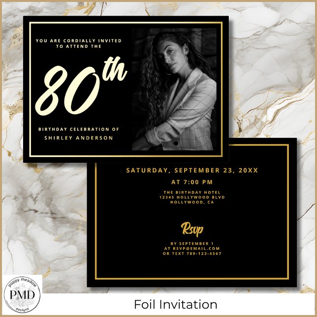 Invitación Con Relieve Metalizado 80.º cumpleaños elegante foto oro negro (80th Birthday Elegant Photo Black and Gold Foil Invitation with Party Details on the Back.)