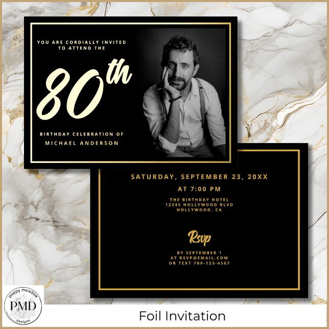 Invitación Con Relieve Metalizado 80.º cumpleaños elegante foto oro negro (80th Birthday Black and Gold Photo Invitation with Gold Foil, Party Details on the Back.)